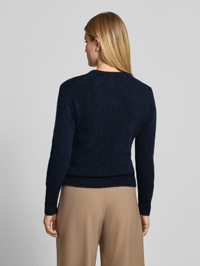 Frauenmodel trägt Regular Fit Cardigan aus Woll-Alpaka-Mix Modell 'NOR' von Samsøe Samsøe, okrągły dekolt, z długim rękawem, imitacja dzianiny, jednolity, listwa guzikowa, długość tyłu 59 cm, długość rękawów 62 cm, Ganzkörperansicht Rückansicht
