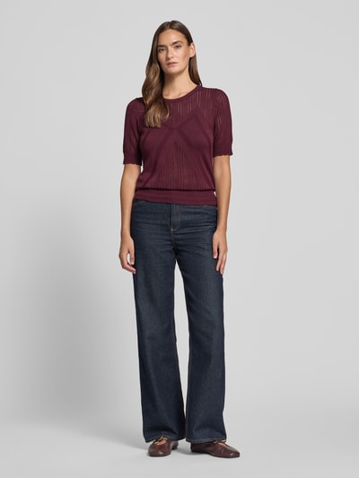 Frauenmodel trägt Regular Fit T-Shirt in Strick-Optik von Jake*s Collection, Baumwoll-Modal-Mix, Rundhalsausschnitt, Halbarm, Ganzkörperansicht von vorne.