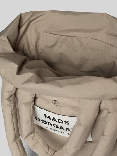 Produktfoto, Handtasche mit Label-Detail und Steppnähten von MADS NØRGAARD in Beige mit Tragehenkel und Schulterriemen, strukturierte Oberfläche