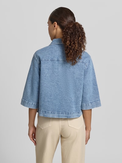 Frauenmodel trägt Boxy Fit Jeansbluse mit Brusttaschen von Zero aus Baumwoll-Elasthan-Mix in Hellblau, Ganzkörperansicht Rückansicht
