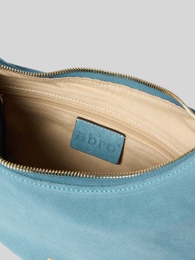 Produktfoto, Shoulder Bag aus echtem Leder Modell 'Nana' von Abro in Hellblau mit Hauptfach und Reißverschluss, beige Innenfutter, Logo-Detail, Breite 30 cm, Länge 27 cm, Tiefe 5 cm, Schulterriemen 30 cm.