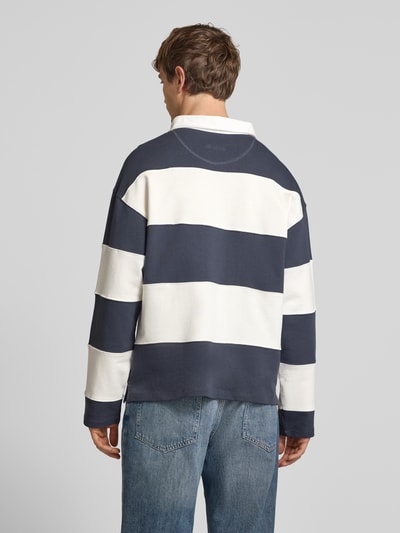 Männermodel trägt Sweatshirt mit Polokragen Modell 'UPSTATE' von Jack & Jones, Reine Baumwolle, Lockerer-Schnitt, Ganzkörperansicht Rückansicht.