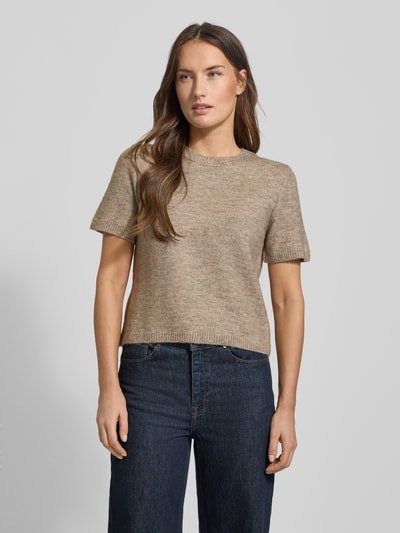 Frauenmodel trägt Kurzarm Strickpullover mit gerippten Abschlüssen Modell 'NEKKA' von Mango in Beige, Regular-Fit, Material-Mix mit Woll-Anteil, Damen, Rundhalsausschnitt, Rückenlänge 48 cm, Ärmellänge 22 cm, Unifarben, strukturierte Textur, Ganzkörperansicht von vorne.