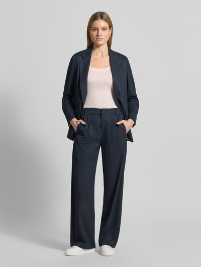 Frauenmodel trägt Tanktop in Ripp-Optik mit Rundhalsausschnitt von Marc Cain aus Baumwoll-Elasthan-Mix, Slim-Fit, Rückenlänge 57 cm, Ganzkörperansicht von vorne.