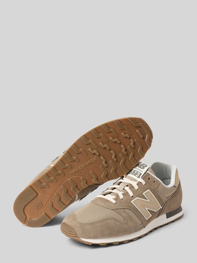 Produktfoto, Sneaker mit Label-Patch von New Balance aus Leder-Mix in Beige mit abgerundeter Spitze, Schnürung, Absatzhöhe 2 cm, Schafthöhe 8 cm, Schaftweite 9 cm bei Größe 44