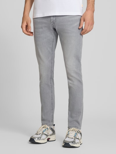 Männermodel trägt graue Slim Fit Jeans aus Baumwoll-Mix Modell 'Glenn' von JACK & JONES, 5-Pocket-Design, Ganzkörperansicht von vorne.