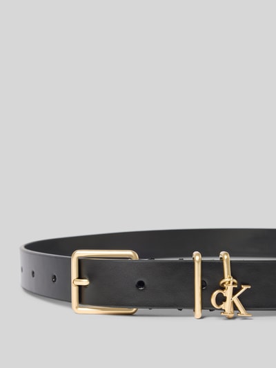 Produktfoto, Ledergürtel aus echtem Leder Modell 'CHARM KEEPER' von CK Calvin Klein, schwarz, goldfarbene Dornschließe, Logo-Anhänger metallic, Breite 2 cm, Damen Gürtel, breite Passform