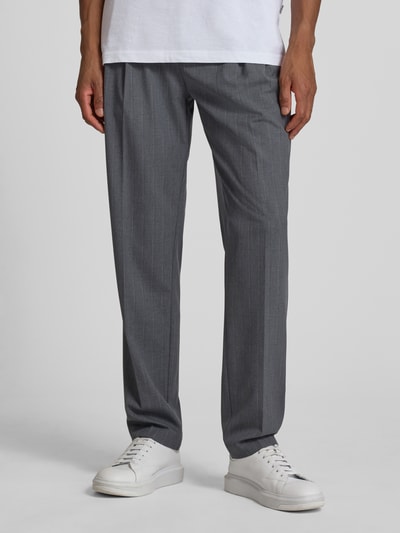 Männermodel trägt Straight Fit Stoffhose mit Bügelfalten Modell 'Marc' von Casual Friday im Elastischer-Material-Mix mit Viskose-Anteil, Bundweite 45 cm, Innenbeinlänge 81 cm, graues Design mit dezentem Streifenmuster, Nahaufnahme Unterkörper, Ansicht von vorne.