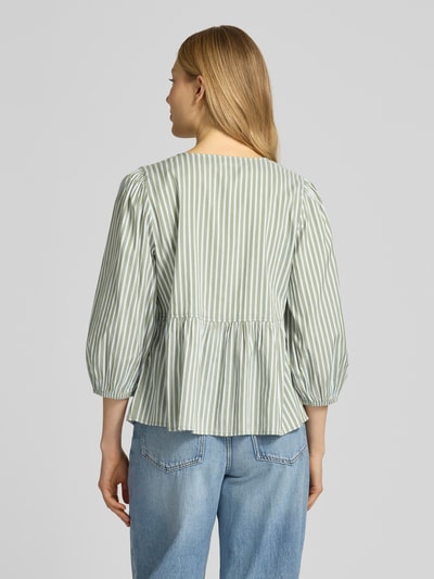 Vrouwenmodel draagt Relaxed Fit blouse uit viscosemix van s.Oliver RED LABEL met all-over streepmotief, plooien, strikdetail, ronde hals, 3/4-mouwen, elastische mouwboord, popeline materiaal, model in relaxed fit, rugaanzicht, rompzoom met plooien, Ganzkörperansicht Rückansicht.