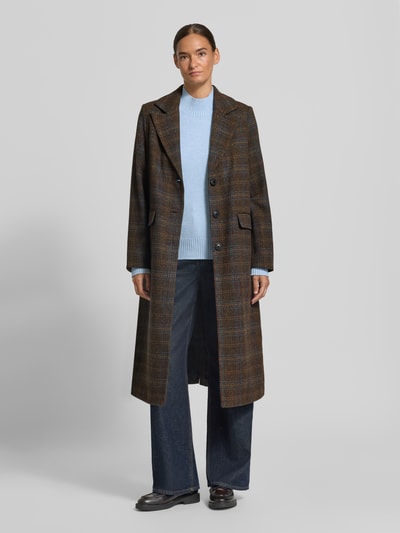 Frauenmodel trägt Regular Fit Webpelzmantel mit Allover-Muster Modell 'ISLA' von VERO MODA, braune Karomuster, Ganzkörperansicht von vorne. Damen Teddy- / Webpelzmantel.