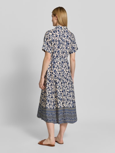 Frauenmodel trägt Hemdblusenkleid aus Reine Viskose mit Bindegürtel Modell 'BlakeLL' von LOLLYS LAUNDRY, taillierter Schnitt, Midikleid, blau gemustert, Ganzkörperansicht Rückansicht.
