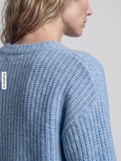Frauenmodel trägt Regular Fit Pullover mit Woll-Anteil Modell 'ASHLEY CREW' von Pepe Jeans in Hellblau, grob gestrickt, Nahaufnahme Rückansicht, Damen Pullover von Pepe Jeans, KI-modifiziertes Bild.