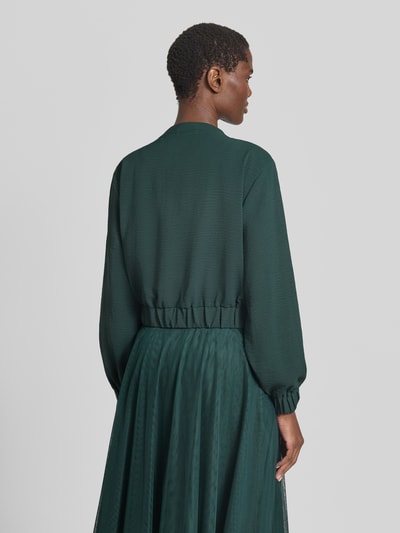 Frauenmodel trägt Jacke mit Reißverschluss und Pattentaschen von Zero, dunkelgrün, strukturierte Oberfläche, Regular Fit, Ganzkörperansicht Rückansicht. Rückenlänge 46 cm, Schulterbreite 40 cm, Brustweite 49 cm, Ärmellänge 60 cm.