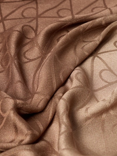 Productfoto, bruin sjaal van reines modal met all-over logomotief, labelapplicatie, zachte textuur, model 'GRADIENT EMBLEM SQUARE' van CK Calvin Klein