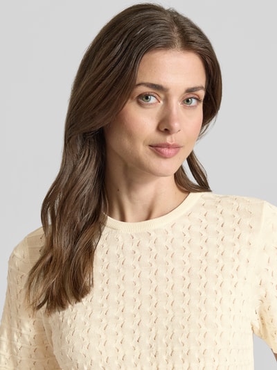 Frauenmodel trägt Strickshirt aus Viskose-Mix mit Rundhalsausschnitt von Jake*s Collection, Regular-Fit, Strukturmuster, Nahaufnahme Oberkörper.