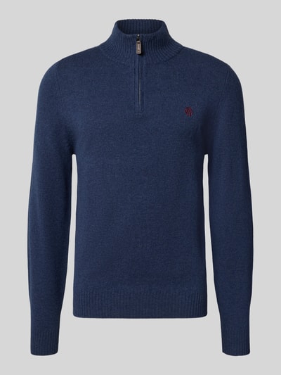 Produktfoto, Regular Fit Strickpullover aus reiner Wolle von MCNEAL in Dunkelblau mit Troyer-Kragen, Langarm, Logo-Stickerei, gerippte Bündchen