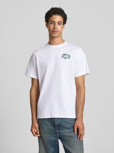 Männermodel trägt T-Shirt mit Label-Print und Rundhalsausschnitt von The North Face aus reiner Baumwolle, Regular Fit, Weiß, Ganzkörperansicht von vorne.