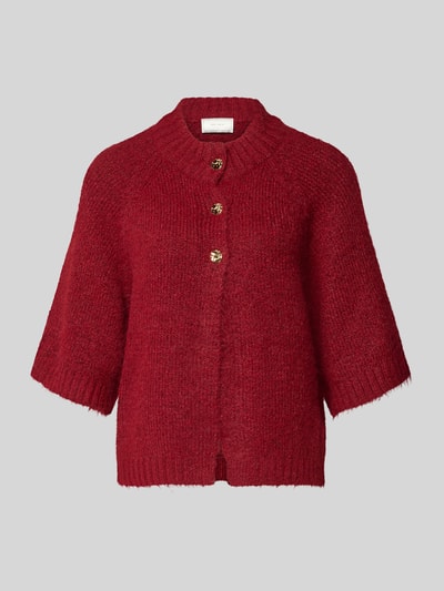 Produktfoto, Strickjacke mit 1/2-Arm Modell 'Benutta' von Neo Noir w kolorze ciemnoczerwonym, materiał z domieszką wełny, regular fit, okrągły dekolt, zapięcie na guziki, krótki rękaw, damska.