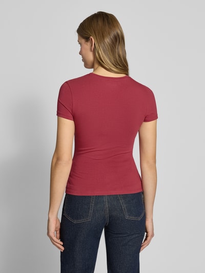 Frauenmodel trägt Slim Fit T-Shirt mit Rundhalsausschnitt von Review in Rot, elastischer Baumwoll-Mix, Ganzkörperansicht Rückansicht.