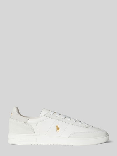 Produktfoto, Low Top Sneaker aus echtem Leder von Polo Ralph Lauren in Weiß, unifarben, abgerundete Spitze, flacher Absatz, glatte und Veloursleder-Textur, Label-Prägung, Logo-Stitching und Logo-Print, Schnürverschluss, profilierte Sohle