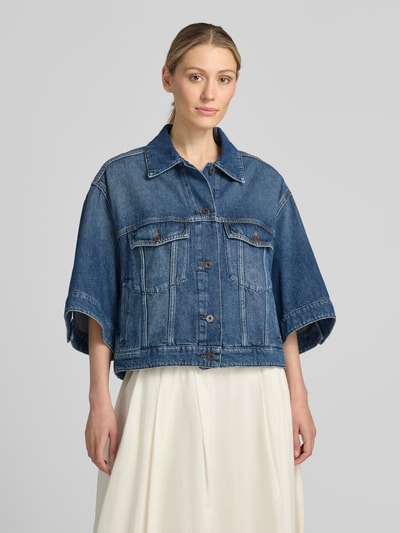 Vrouwenmodel draagt regular fit jeansjack van puur katoen model 'LIUTI' van Weekend Max Mara, blauwe tinten, voorkant, borst/detailopname