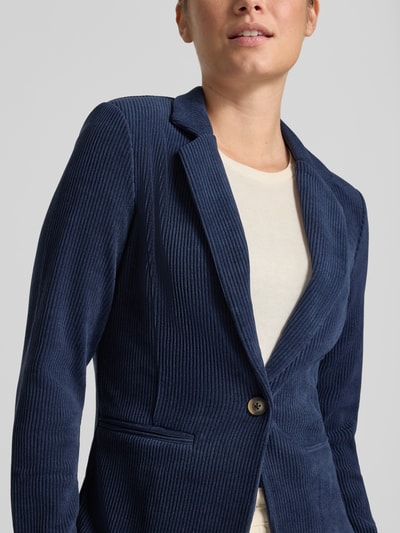 Frauenmodel trägt Slim Fit Blazer aus Cord Modell 'KATE' von ICHI in Dunkelblau, Reverskragen, Knopfverschluss, Nahaufnahme Oberkörper. Material-Mix mit Stretch-Anteil, Paspeltaschen.