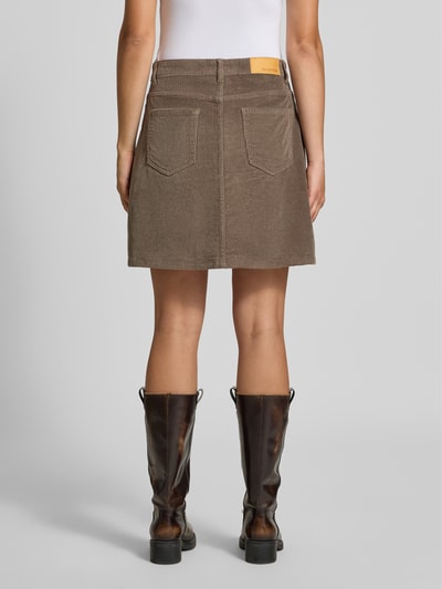 Frauenmodel trägt Minirock aus Baumwoll-Mix in Cord-Optik von NOISY MAY®, A-Linie, 5-Pocket-Design, braun, Ganzkörperansicht Rückansicht