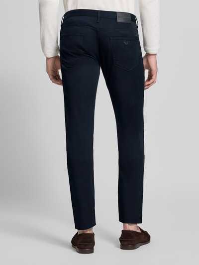 Männermodel trägt Slim Fit Jeans aus Baumwoll-Mix im 5-Pocket-Design von Emporio Armani in Dunkelblau, Ganzkörperansicht Rückansicht.