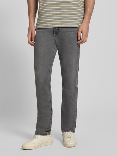 Męski model nosi Slim Fit Jeans aus Baumwoll-Lyocell-Mix Modell '511® SLIM' von Levi's®, szare odcienie, proste nogawki, tekstura denimu, kontekst: jeansy męskie o kroju slim fit marki Levi's®, całopostaciowy widok z przodu