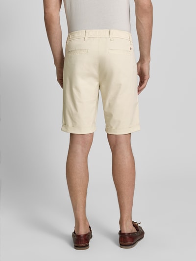 Männermodel trägt Chino Shorts mit Gesäßleistentaschen von Lerros in Beige, Baumwoll-Mix, elastischer Bund, Ganzkörperansicht Rückansicht.