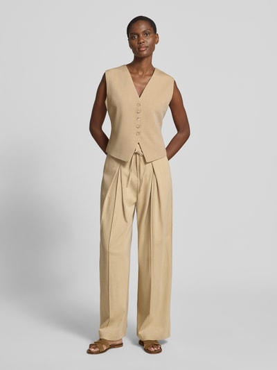 Frauenmodel trägt Wide Leg Stoffhose mit Bindegürtel Modell 'JEFF' von SUNCOO PARIS aus Material-Mix mit Viskose-Anteil, Ganzkörperansicht von vorne.