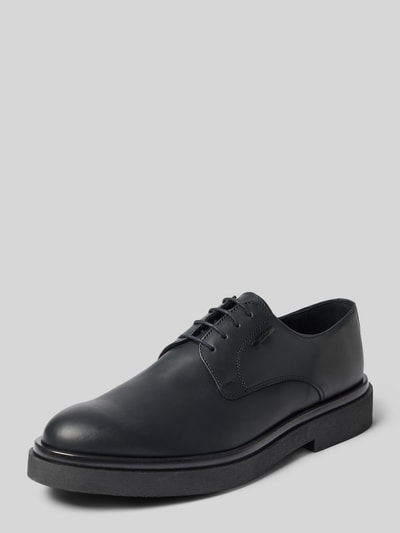 Produktfoto, czarne buty sznurowane z naturalnej skóry Model 'Sean' od Antony Morato, detal z logo, zaokrąglony czubek, krój zaokrąglony, wysokość obcasa w rozmiarze 44: 4 cm, wysokość cholewki w rozmiarze 44: 7 cm, szerokość cholewki w rozmiarze 44: 11 cm