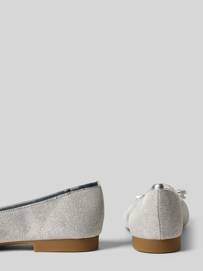 Produktfoto, Ballerinas aus Leder-Mix mit Logo-Detail Modell 'Piper' von MICHAEL Michael Kors in Silber mit Zierschleife, Strukturmuster, abgerundete Passform, Absatzhöhe 1 cm, Schafthöhe 6 cm, Schaftweite 21 cm