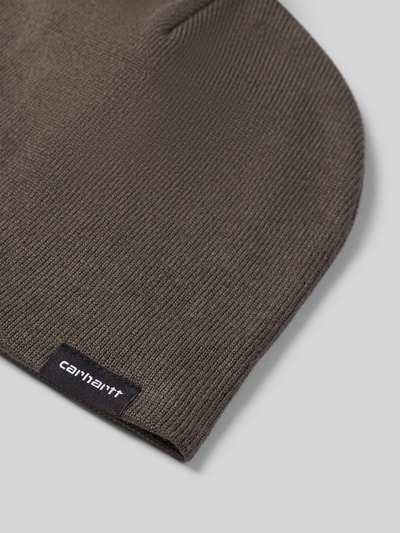 Produktfoto, czapka beanie z mieszanki bawełny w kolorze brązowym, naszywka z logo, Beanie mit Label-Patch Modell 'SCRIPTER' von Carhartt Work In Progress, kontekst: Herren Beanie, mieszanka bawełny, naszywka z logo, Model 'SCRIPTER'.