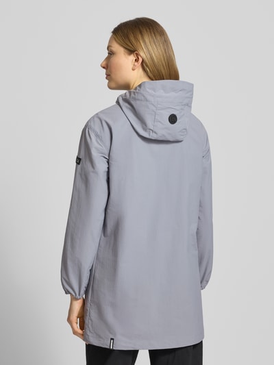 Frauenmodel trägt Parka mit Label-Patches Modell 'AMETI' von khujo in Hellgrau mit Kapuze, Gerader-Schnitt, glatter Struktur, Ganzkörperansicht Rückansicht. Kontext: Damen Parka mit Kordelzug, verdecktem Reißverschluss, Seitliche Pattentaschen, elastische Ärmelabschlüsse, Rückenlänge bei Größe S 81 cm, Schulterbreite 46 cm, Brustweite 50 cm, Ärmellänge 55 cm.