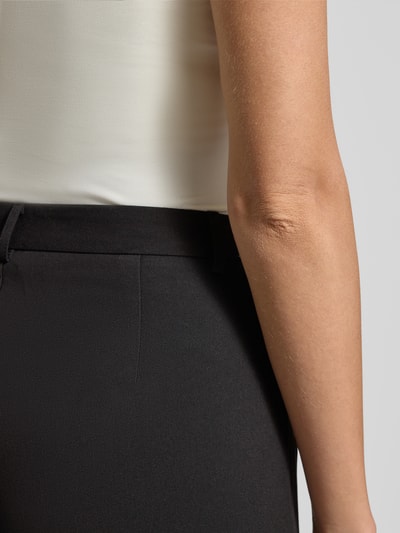 Kobieta nosi Straight Fit Bundfaltenhose mit Viskose-Anteil Modell 'TEXAS' od Vero Moda, melanżowa tkanina, bez kieszeni, detaliczny widok biodra