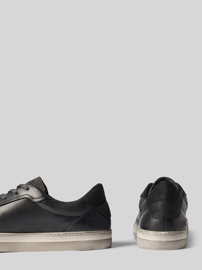 Produktfoto, Sneaker mit Label-Prägung von La Martina in Schwarz mit strukturierter weißer Sohle, abgerundete Form, grauer Hintergrund. Kontext: Herren Sneaker mit Schnürverschluss, Absatzhöhe 3 cm, Schafthöhe 8 cm, Schaftweite 10 cm.