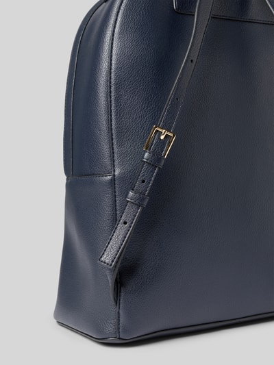 Produktfoto, Rucksack mit Logo Kontraststreifen von Tommy Hilfiger aus dunkelblauem, genarbtem Leder mit goldfarbener Schnalle, rechteckige Form
