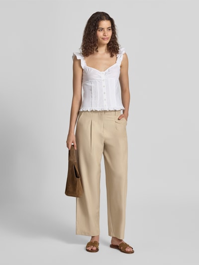 Frauenmodel trägt Slim Fit Anzughose mit Viskose-Anteil Modell 'BOSELLA' von PIECES in Beige, glatte Struktur, Ganzkörperansicht von vorne.
