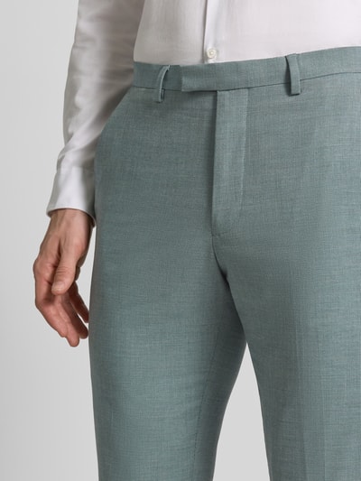Mannelijk model draagt Straight Fit Anzughose mit Viskose-Anteil van MCNEAL in lichtgroen met steekzakken en persvouw, detailopname heup en bovenbeen, context: elastische viscosemix, straight fit, achterzak, haak- en ritssluiting, taillewijdte maat 50: 42 cm, binnenbeenlengte maat 50: 81 cm.