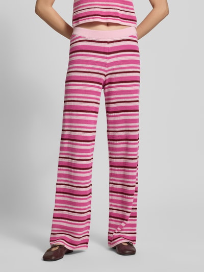 Kobiece modelka nosi Strickhose mit elastischem Bund Modell 'ZUSANNAH' od JJXX, bawełna, krój loose fit, szerokość w rozmiarze S: 37 cm, długość nogawki wewnętrznej: 81 cm, różowe paski, pełny przód, zbliżenie na dolną część ciała.