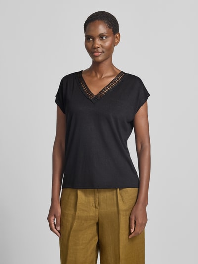 Frauenmodel trägt Regular Fit T-Shirt aus Viskose-Mix mit Loch-Stitching von zero in Schwarz und V-Ausschnitt, semitransparent, Nahaufnahme Oberkörper.