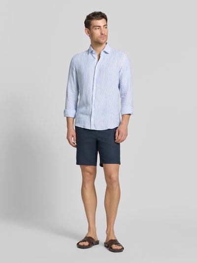 Männermodel trägt Slim Fit Business-Hemd mit Kentkragen von SEIDENSTICKER aus reinem Leinen im Allover-Look, Ganzkörperansicht von vorne, Kontext: Rückenlänge 76 cm, Schulterbreite 40 cm, Ärmellänge 76 cm bei Größe 40.