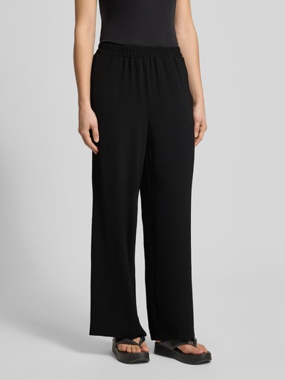 Frauenmodel trägt Weite Hose in Crêpe-Verarbeitung Modell 'TIFFANY' von Pieces, Optik: Unifarben, Passform: Wide Leg, Bundabschluss: elastisch, Taschen: seitliche Eingrifftaschen, Materialverarbeitung: Crêpe, Ganzkörperansicht von vorne.