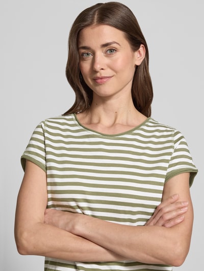 Frauenmodel trägt Regular Fit T-Shirt aus Baumwoll-Flammgarn von s.Oliver RED LABEL in Melange-Optik, gestreift, Nahaufnahme Oberkörper.