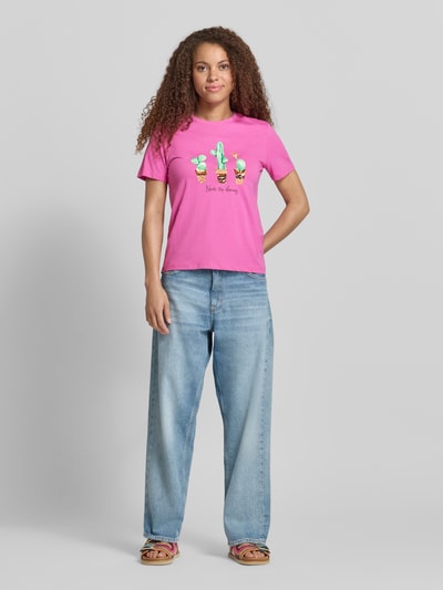 Frauenmodel trägt Damen T-Shirt von Only, Modell 'KITA', Optik: Unifarben, Passform: Slim-Fit, Motiv-Print, Pailletten, Rundhals, Kurzarm, Jersey aus reiner Baumwolle, Vorderansicht Ganzkörperansicht.