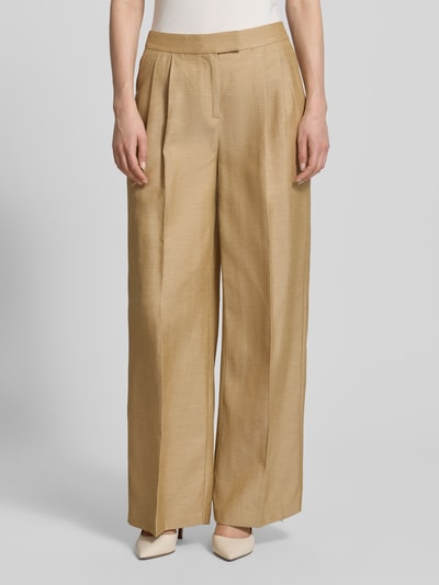 Frauenmodel trägt Wide Fit Stoffhose mit Lyocell-Anteil von Comma, Material-Mix, Bügelfalten, Bundfalten, Eingrifftaschen, Haken- und Reißverschluss, Bundweite 38 cm, Innenbeinlänge 77 cm, sandfarbener Stoff mit glatter Textur, Ganzkörperansicht von vorne.