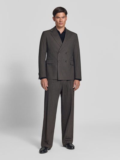Männermodel trägt Relaxed Fit Sakko mit Viskose-Anteil Modell 'Double' von CINQUE in Braun mit Reverskragen, Ganzkörperansicht von vorne.