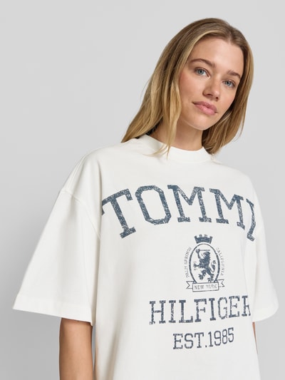 Vrouwenmodel draagt Relaxed Fit T-shirt uit puur katoen van Tommy Hilfiger, wit met blauwe print, dames T-shirt, close-up bovenlichaam.