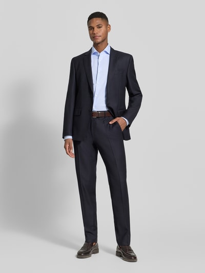 Männermodel trägt Slim Fit Freizeithemd aus reiner Baumwolle von BOSS in Hellblau, glatte Popeline, ganzkörperansicht von vorne.